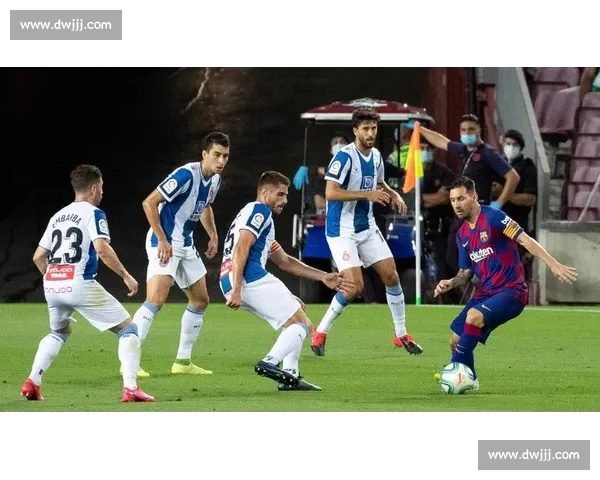 巴萨对决西班牙人德比火花再燃联赛焦点荣耀巅峰之夜全面碰撞